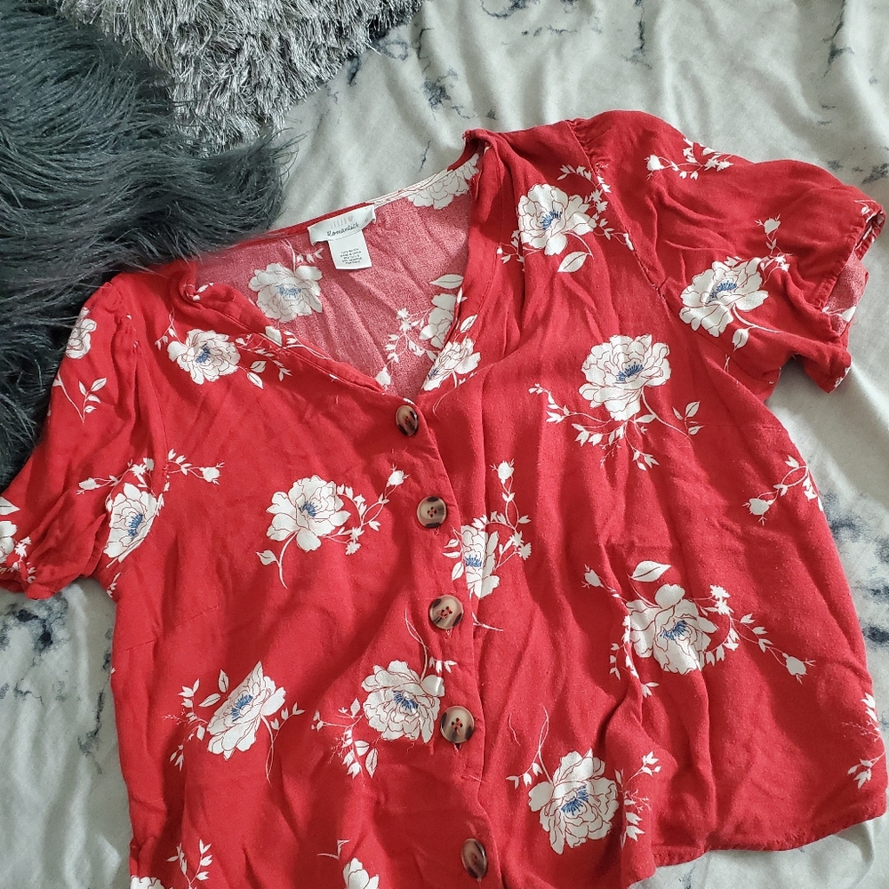 Flowy shirt with a little bit of puffed shoulders